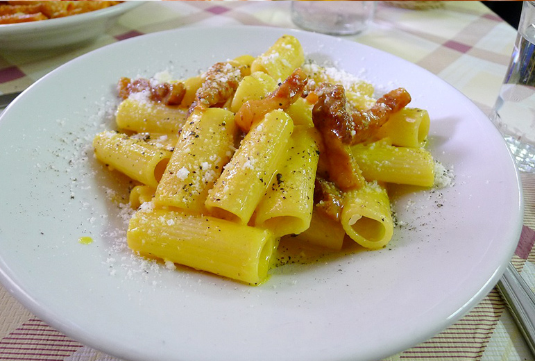 Un piatto di Carbonara Uova, guanciale, pecorino